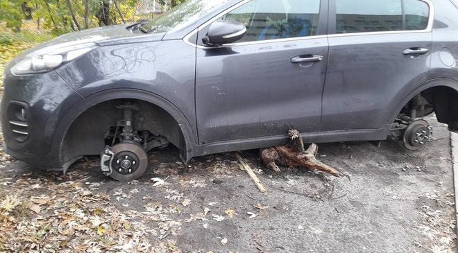 С автомобилей киевлян массово воруют колеса