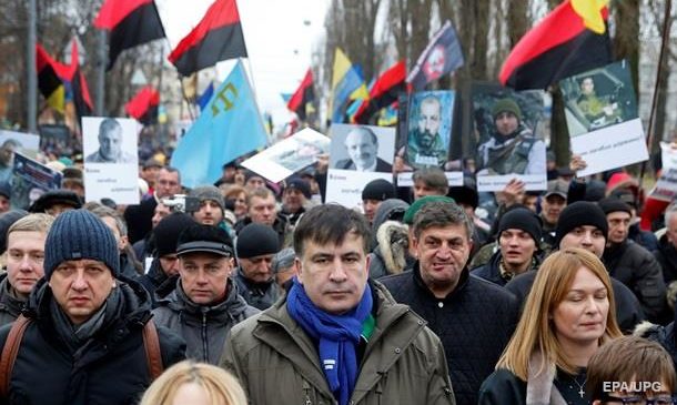 Разбитые окна, поломанные двери, дымовые шашки — мирная акция от Саакашвили. Фото. Видео