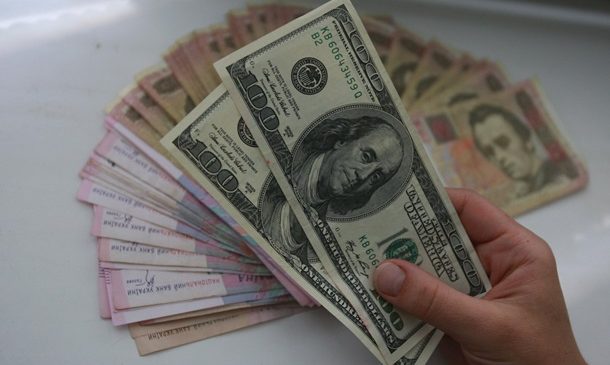 Россия вышла в лидеры по денежным переводам в Украину