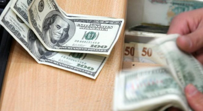 В Запорожье продолжает дешеветь доллар