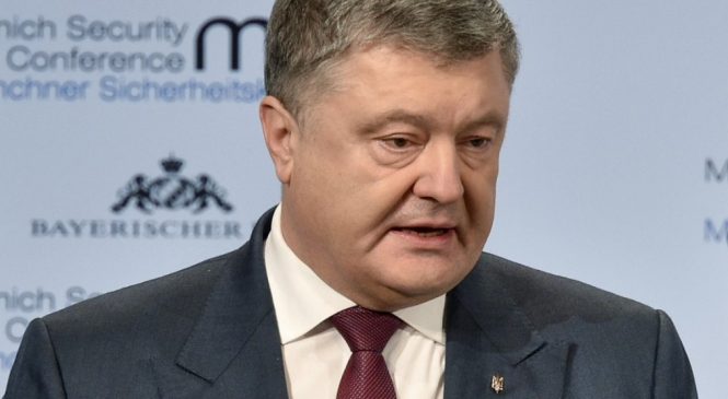 Судья запретил спрашивать Порошенко об отдыхе на Мальдивах