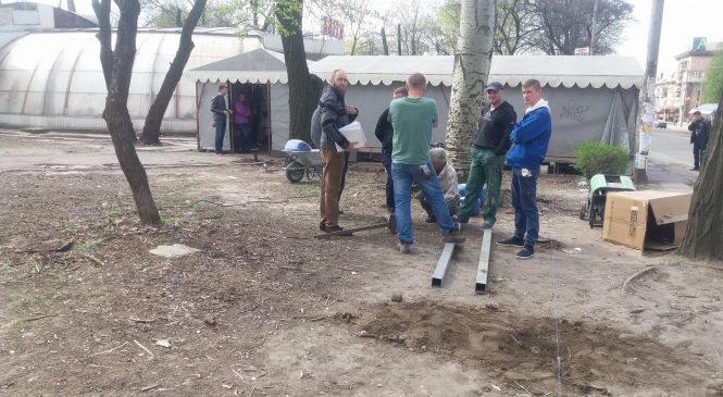 В сквер Яланского привезли стройматериалы, произошла потасовка с активистом, прибыла полиция (ФОТО)