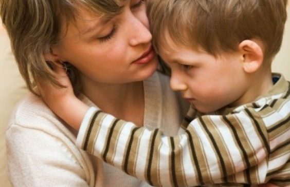 В Запорожье 2-летний ребенок застрял в батарее (видео)