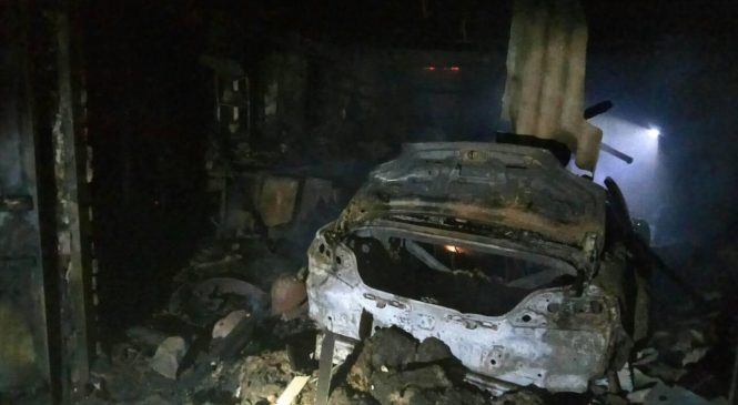 В Запорожской области из-за короткого замыкания в частном гараже сгорела Mazda и Volkswagen (Фото)