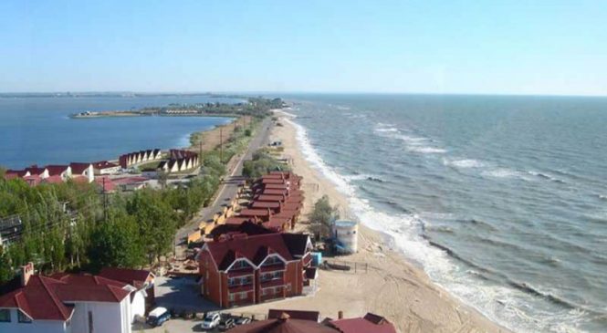 В Бердянске пустили дополнительные маршруты на косу