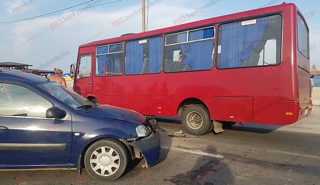 Пасажирський автобус потрапив у аварію через автомобіліста без прав — 4 постраждалих (фото)