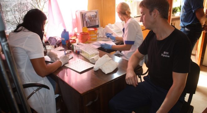«Спасать людей — наш служебный долг как пожарных, а вот донорство — обязанность по зову сердца»: в Запорожье спасатели сдали 14 литров донорской крови (ФОТО)