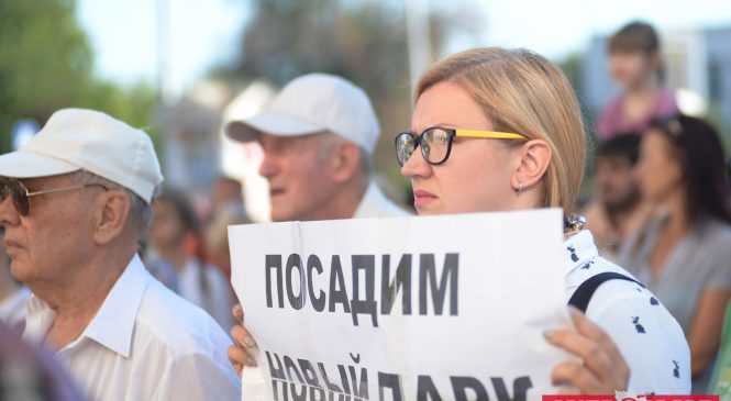 Как начинался митинг, закончившийся сносом забора вокруг сквера Яланского