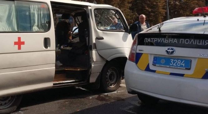 В Запорожье автомобиль скорой помощи попал в аварию (Фото)