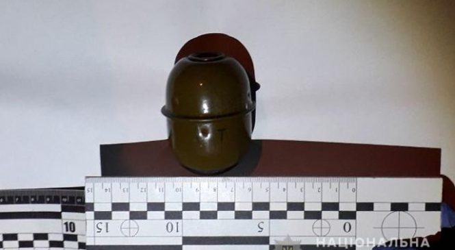 У Запоріжжі у чоловіка вилучили одразу два корпуси гранати та набої (ФОТО)