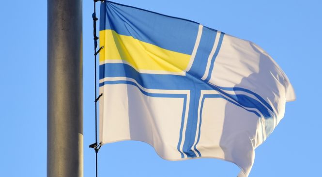 У Запоріжжі на підтримку війсковополонених підняли прапор військово-морських сил ЗСУ — Фото