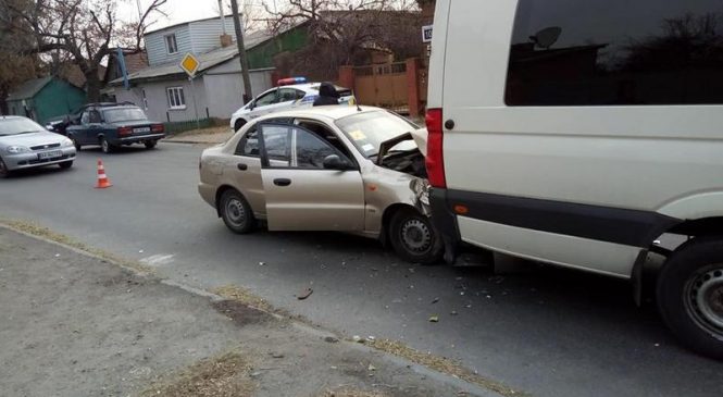 У Запоріжжі сталася серйозна ДТП: на місці пригоди три швидкі (фото)