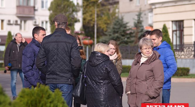Возле городского совета пытались привлечь внимание общественности к транспортным проблемам города