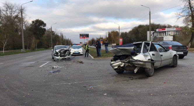 ДТП на запорожской Набережной: автомобили получили серьезные повреждения (Фото)