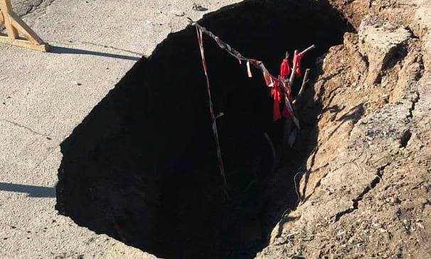 На запорожском курорте — очередное обрушение канализационной сети: бердянцы могут снова остаться без воды (Фото)