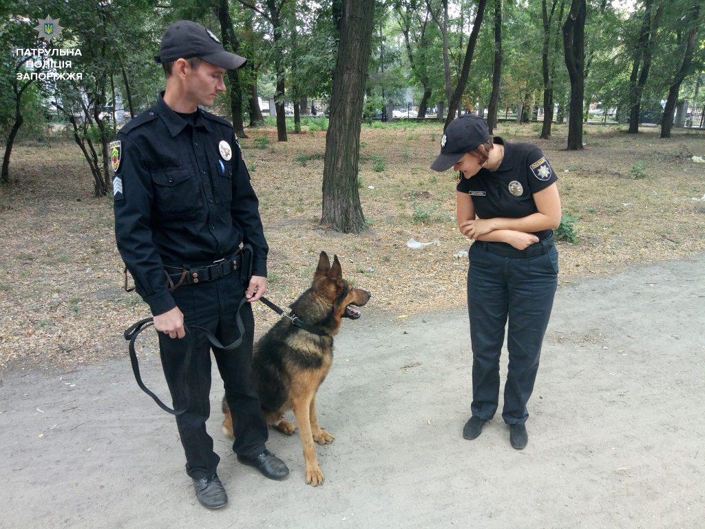 Запорожские  полицейские патрулируют улицы со служебными собаками