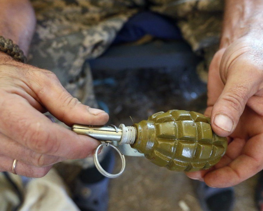 В Черкасской области пьяный офицер ВСУ угрожал солдатам гранатой