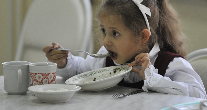 Чем Минздрав рекомендует кормить школьников