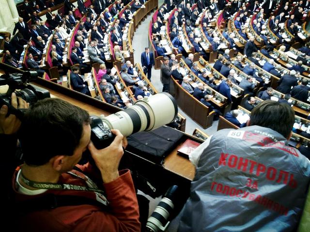 Депутаты выгонят журналистов со своей столовой и переоденут их в костюмы