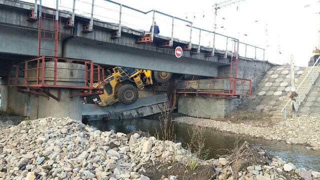 В России на бригаду рабочих упал мост. Погибли 2 человека