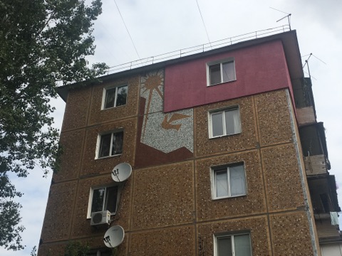 Запорожец испортил на фасаде запорожской многоэтажки мозаику прошлого века