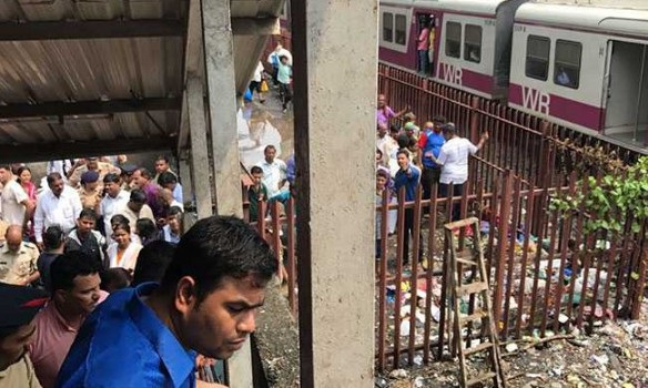Давка на железнодорожном вокзале в Мумбае. Количество погибших достигло 22
