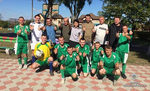 В Запорожье футбольный поединок между полицейскими и детьми закончился дружбой