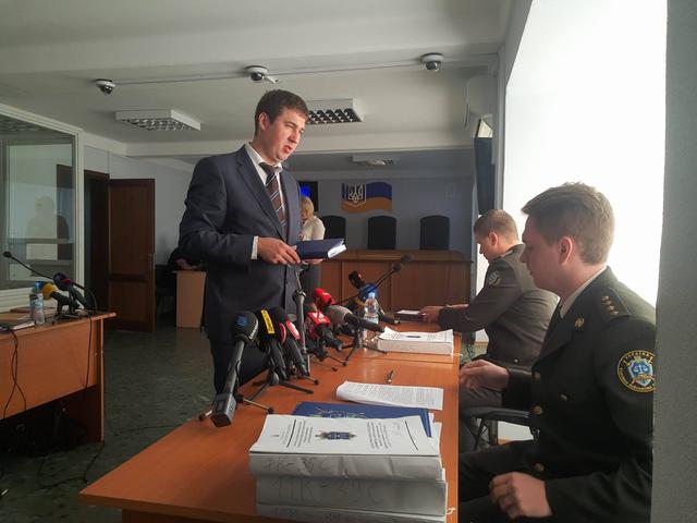 Адвокат Януковича просит перенести суд: у него нет денег на билет