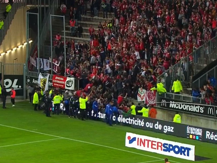 Во Франции трибуна со зрителями обрушилась во время футбольного матча