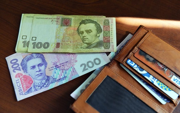 Средняя зарплата в Украине увеличилась до 7351 гривен