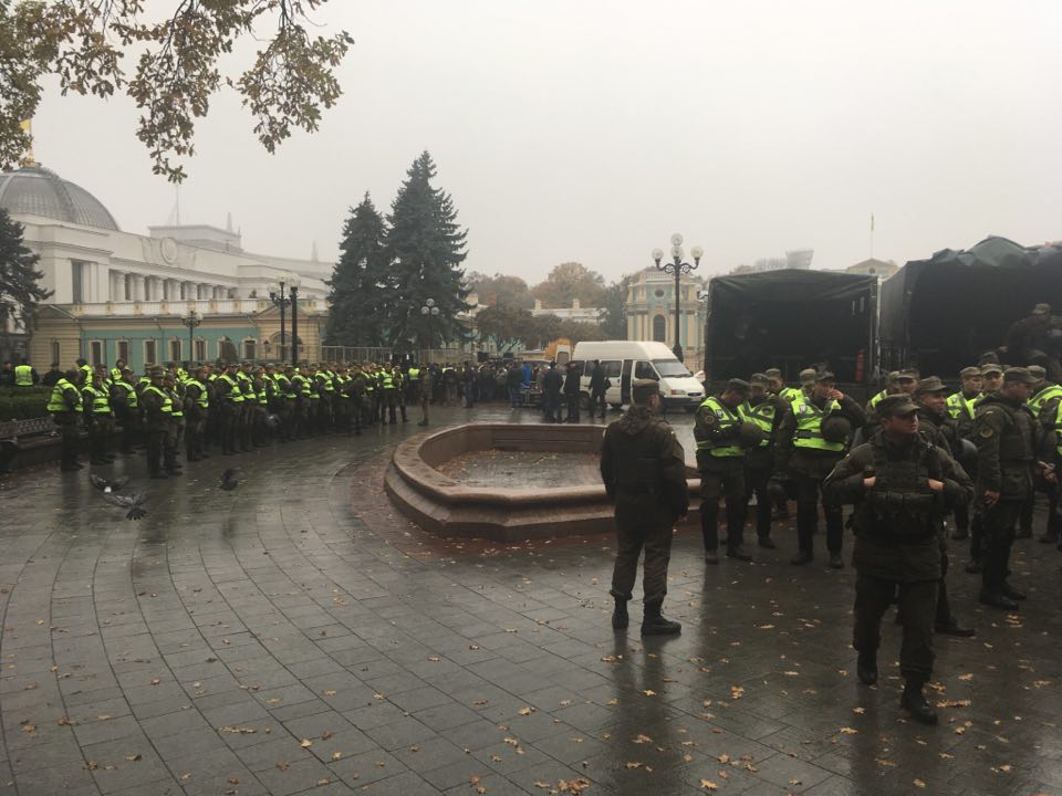 Спецназ и пушки. Власти усиливают охрану центра Киева