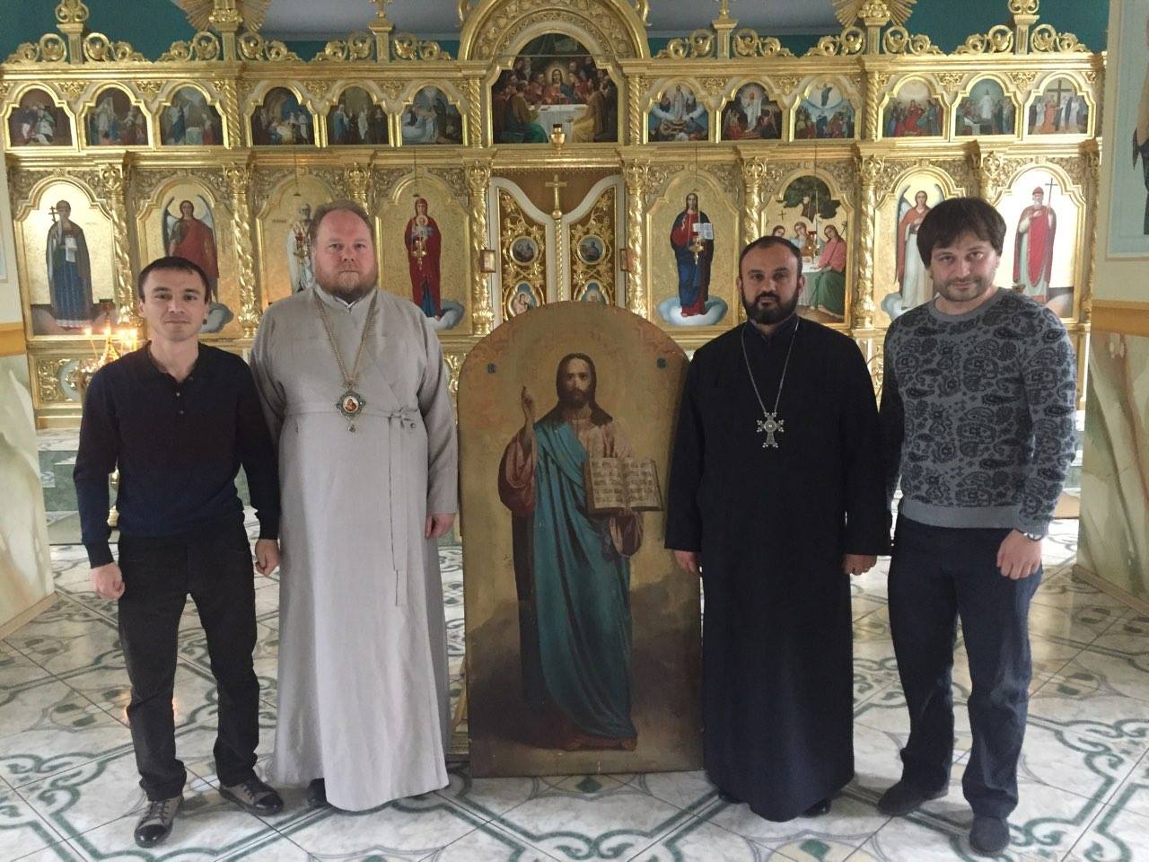 Союз армян Запорожской области подарил епископу Фотию икону Христа Спасителя
