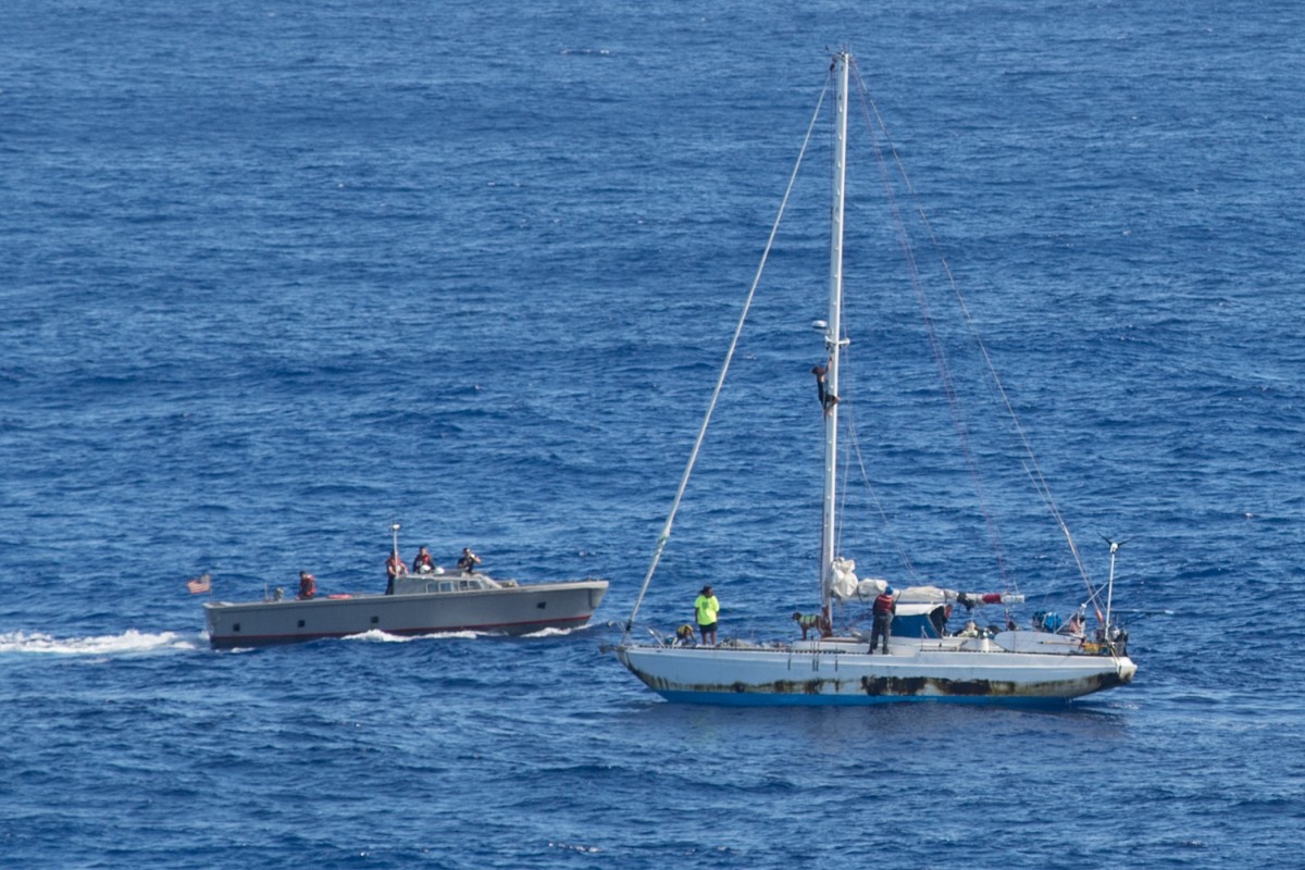 В Тихом океане спасли двух женщин дрейфовавших на яхте 5 месяцев