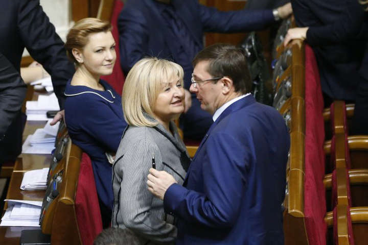 Луценко похвалил свою жену-депутата, которая называет коллег в Верховной Раде козлами