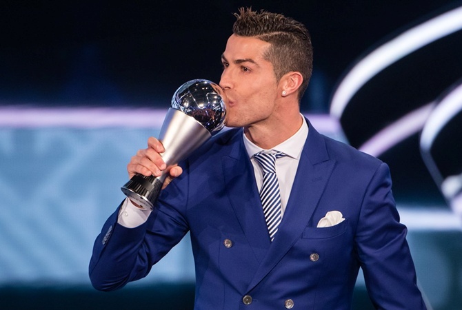 Роналду признан игроком года по версии ФИФА