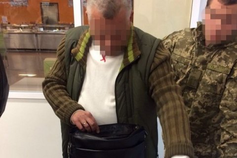 Таможенник запорожского аэропорта попался на взятке