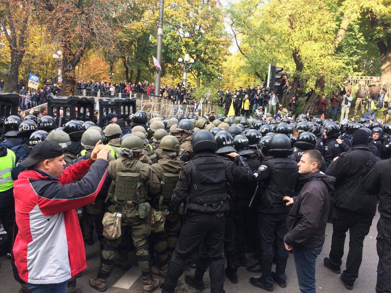 Митинг в центре Киева. Между активистами и полицией произошли столкновения