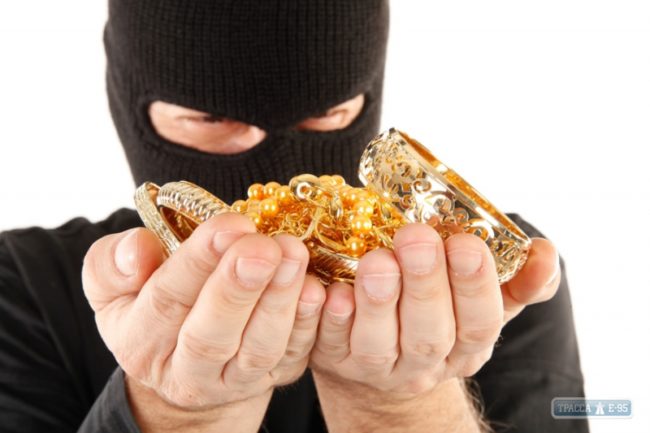 Из банковских ячеек преступники украли 350 тыс. долларов и килограмм золота