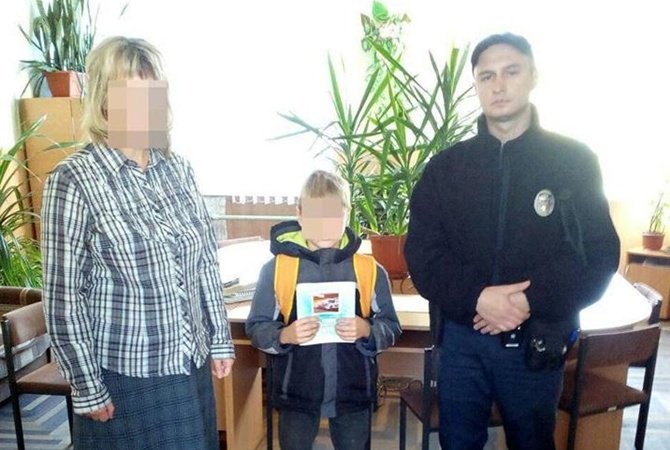 Запорожского школьника патрульные доставили в школу на служебной Toyota Prius
