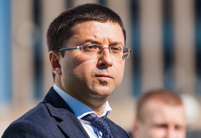 Гришин призвал мэра Запорожья выполнить решение суда и восстановить в должности врача Завгороднего