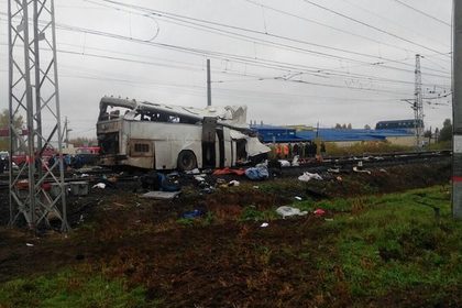 Железнодорожная катастрофа в России. Поезд смял автобус с пассажирами