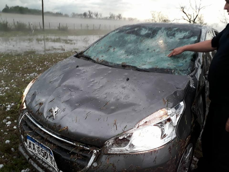 Град уничтожил 20 автомобилей в Аргентине