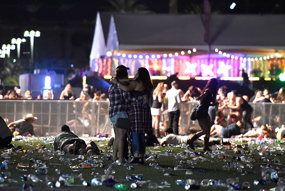 Страх и ненависть в Лас-Вегасе. Количество жертв самого кровавого расстрела в истории США достигло 59