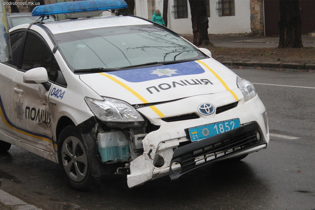 В Запорожье полицейский Prius протаранил Citroën