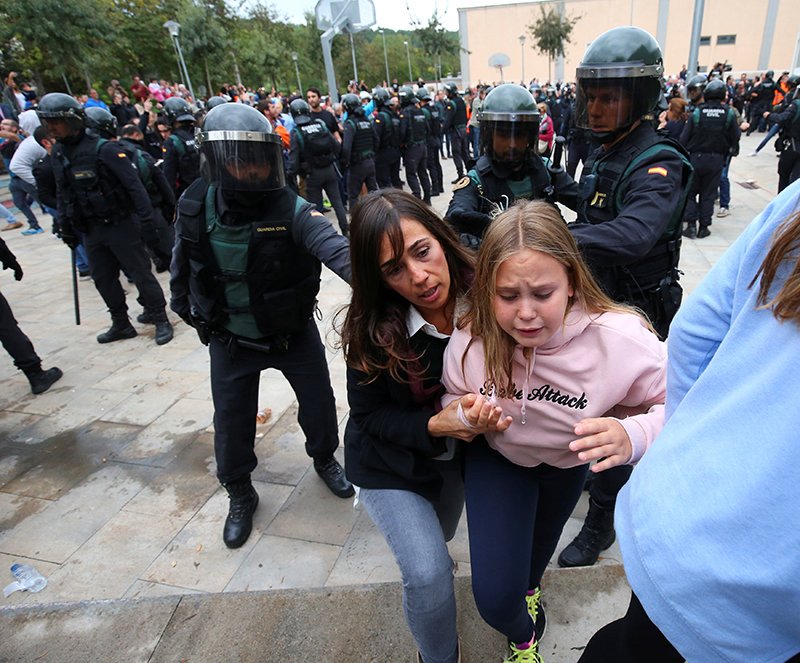В Каталонии проходит референдум : полиция применяет резиновые пули