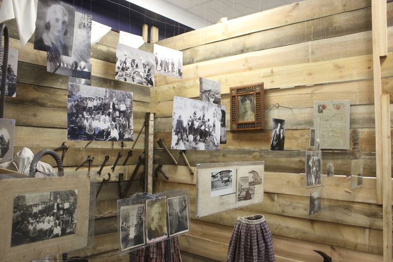 В Запорожье открылась выставка, которая возвращает образы строительниц Днепрогэса