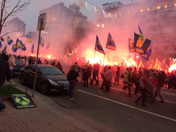 Марш Славы героев в Киеве прошел под взрывы петард