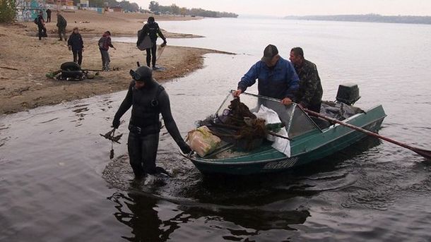 В Запорожье со дна Днепра достали десятки килограмм мусора,оставленного туристами
