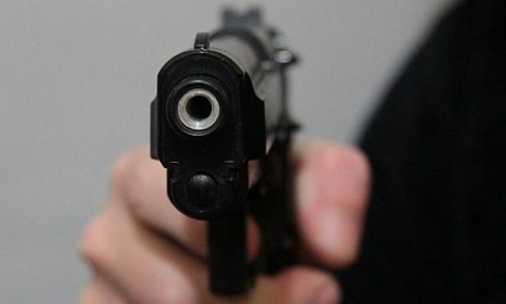 В Запорожской области на остановке “смотрящий” прострелил мужчине ноги (ФОТО)