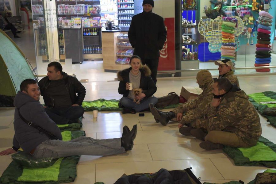 В Киеве люди в военной форме «захватили» аэропорт